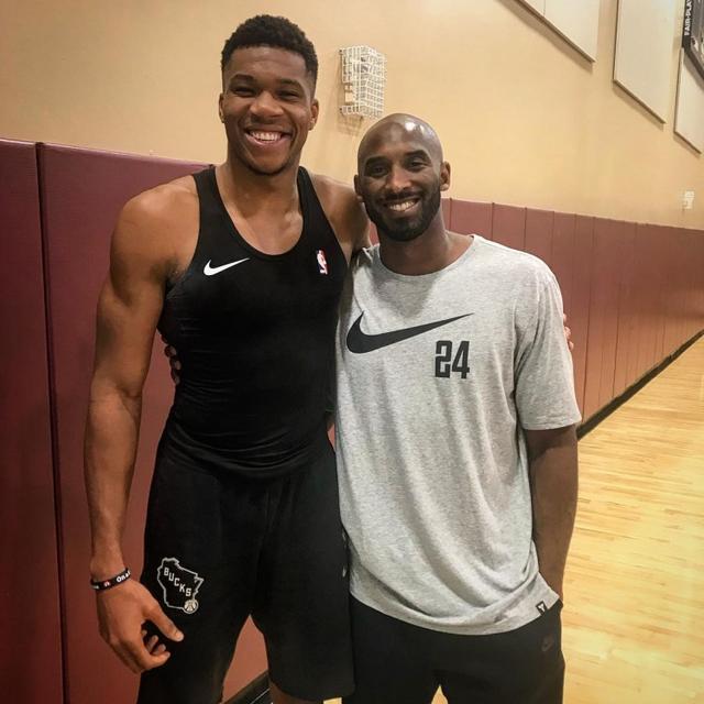 广州小学生观战轮椅篮球赛为运动员加油（广州小学生现场观赛轮椅篮球，为运动员加油助威）