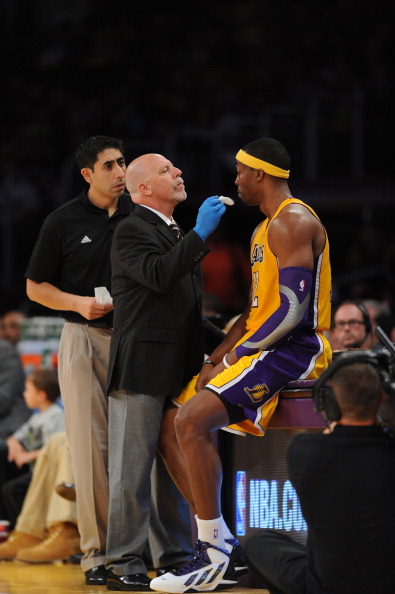 防守大师！斯玛特造杜兰特进攻犯规 阿杜无奈摊手随后又被死亡缠绕（铁血防守秀！斯玛特逼杜兰特进攻犯规，阿杜摊手无奈后再遭严防死守）