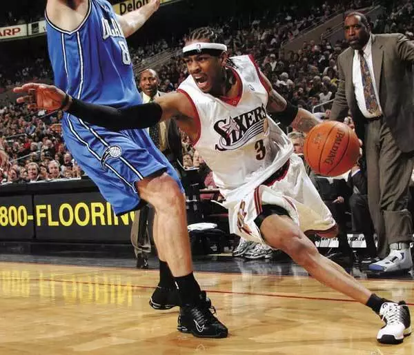 足球中超队长带伤上阵，拼劲获赞（中超队长带伤出战，拼搏精神获好评）