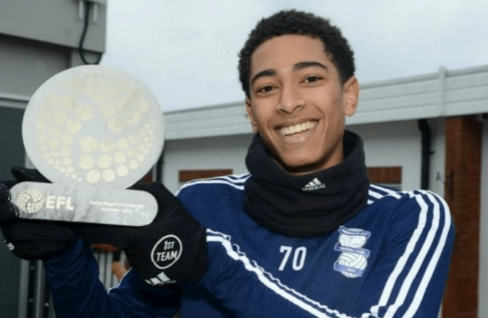 前锋冷静破门，展现成熟心态（前锋沉着建功，尽显成熟心态）