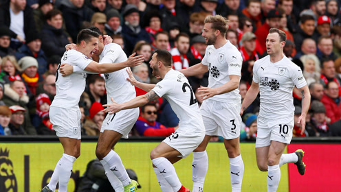 意媒：因机场跑道结冰，尤文全队与远征球迷被困挪威（跑道结冰致航班受阻，尤文全队与远征球迷滞留挪威）