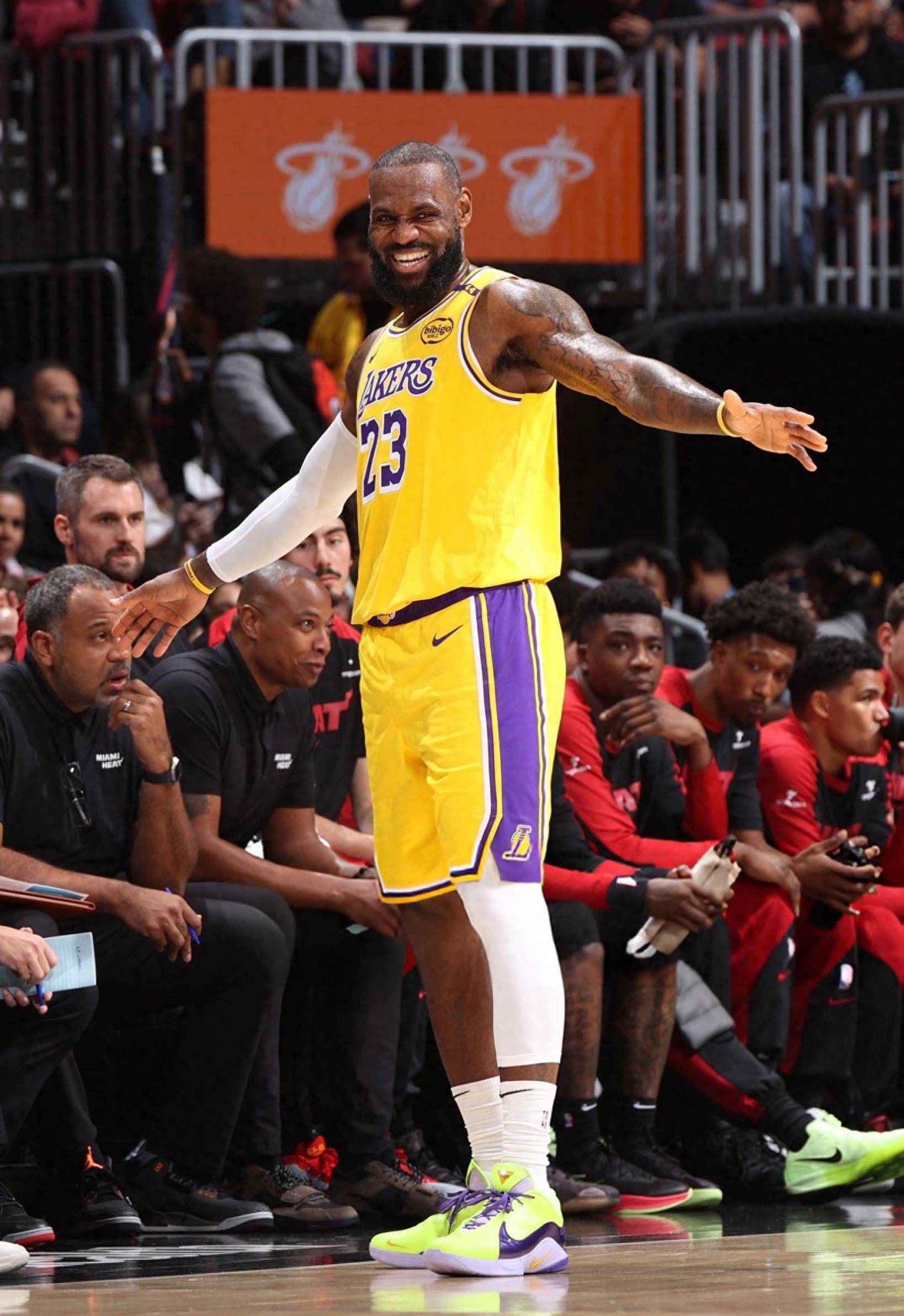 深圳新外教与球队融合的困境（深圳新外教与球队磨合受阻）