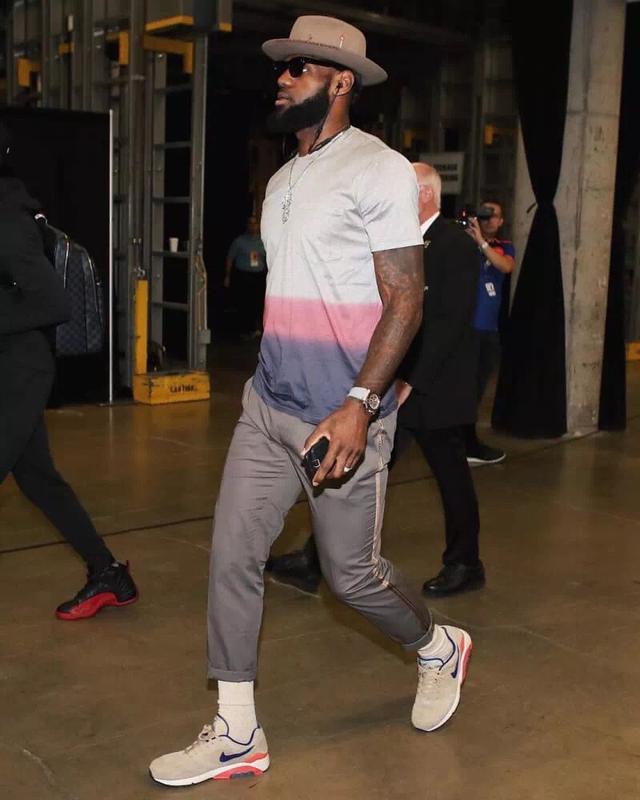 古德蒂手术成功 持拐杖回归执教 博斯科维奇+马尔科娃冲击新赛季（古德蒂术后康复拄拐复出执教 博斯科维奇与马尔科娃剑指新赛季）