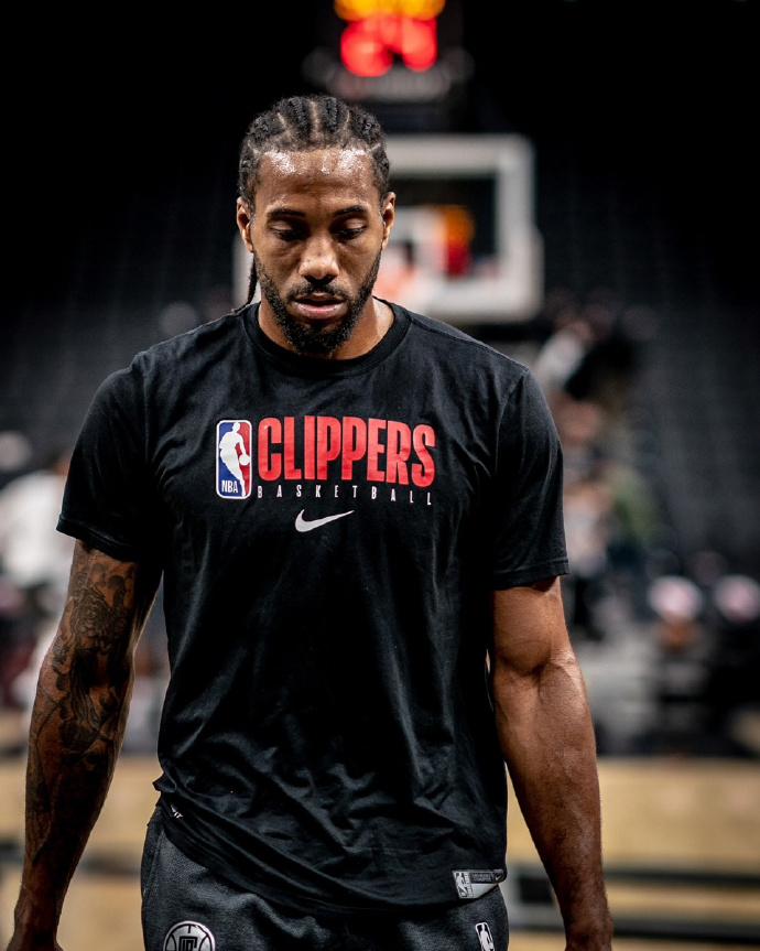 切尔西球迷在看台高唱：拉明-亚马尔，你就是一坨＊（切尔西球迷看台高唱不雅口号，嘲讽拉明-亚马尔）