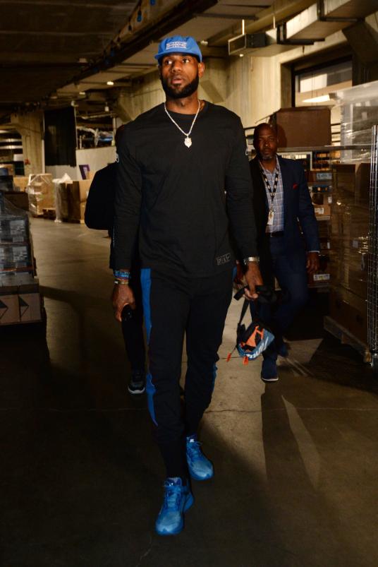 状态很一般！杰伦·布朗半场12中4拿到全队最高11分 另有4板（杰伦·布朗状态平平：半场12投4中拿下队内最高11分+4篮板）