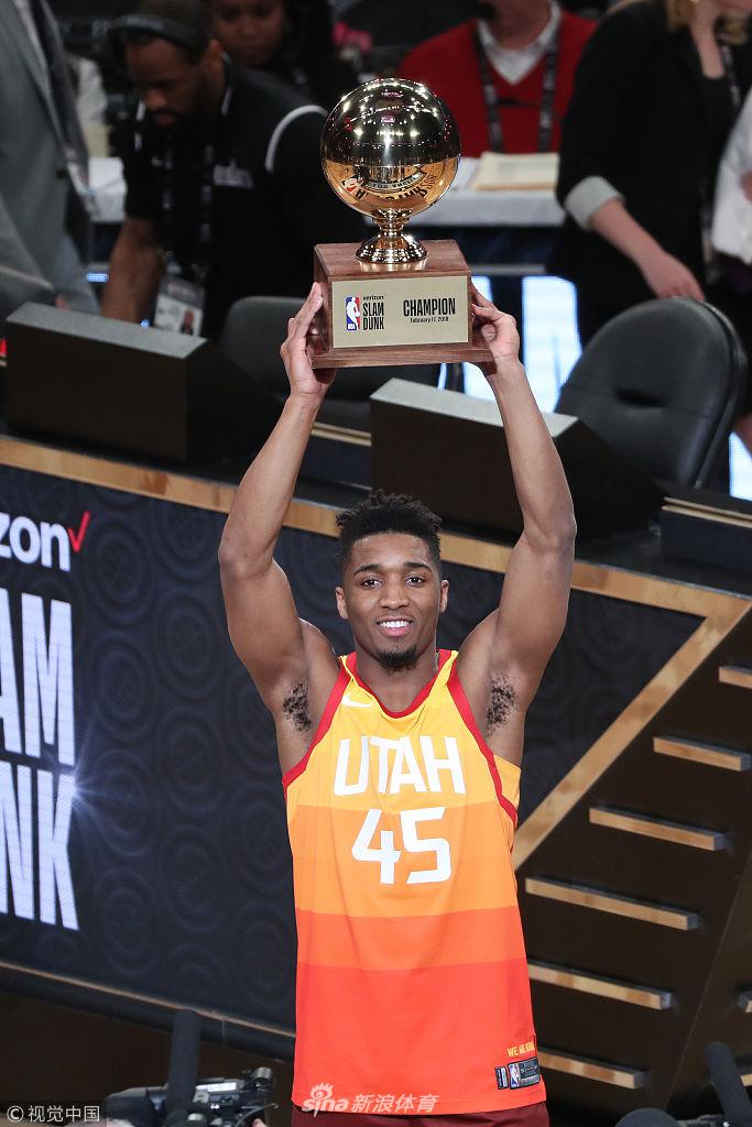 日媒：J2甲府风林45岁后卫山本英臣出轨球队死忠球迷妻子（日媒称：J2甲府风林45岁后卫山本英臣被指与球队铁粉之妻关系不当）