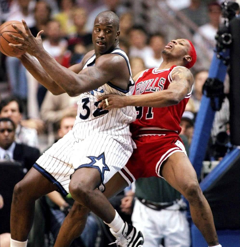 摄像机记录姆巴佩场上语言：向裁判索要解释、让贝林进行压迫（镜头捕捉姆巴佩场上交流：向裁判要解释，指挥贝林前场施压）