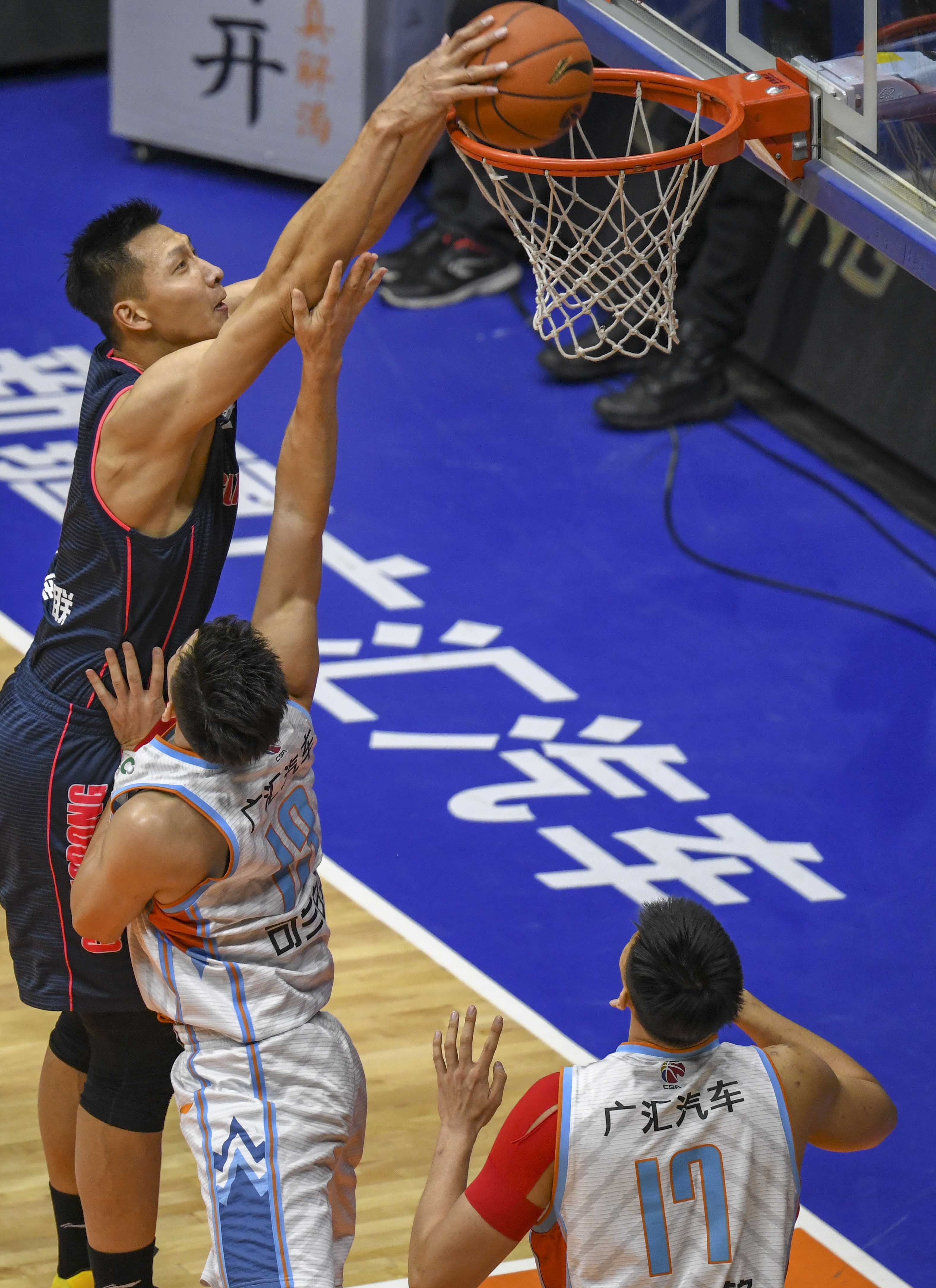 川超凉山队球员飞踹主裁，律师：或面临拘留、罚款和长期禁赛（川超凉山队球员脚踹主裁判，律师称或将面临拘留、罚款及长期禁赛）