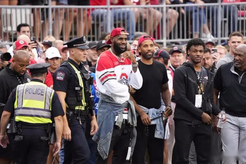 足球中超球队加练体能，主帅：必须跑起来（中超球队强化体能训练，主帅直言：必须跑起来）