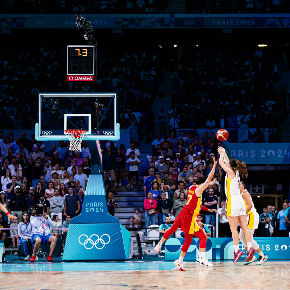 极速飞驰！25岁哈兰德狂轰英超百球，即将超越德罗巴和C罗（风驰电掣！25岁哈兰德英超进球破百，逼近德罗巴与C罗纪录）