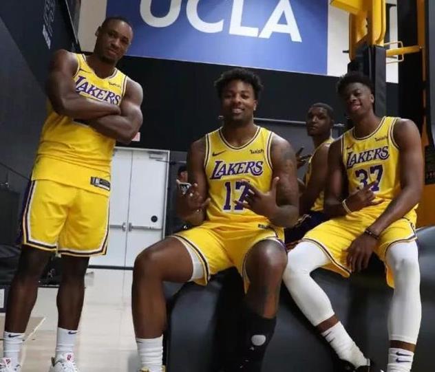 NBA新秀观察：状元秀首战亮眼,（NBA新秀速报：状元首秀大放异彩）