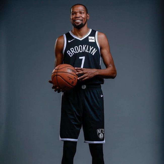 2025南宁马拉松 开场舞太燃了！（2025南宁马拉松：开场舞燃爆全场！）