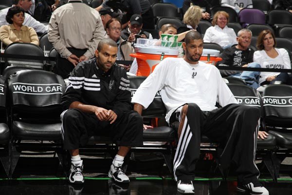 库里Curry7圣诞战靴未亮相引关注（库里Curry7圣诞球鞋未登场引发关注）