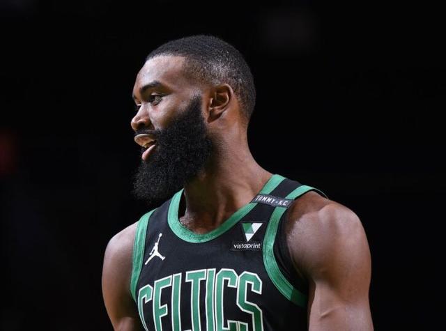 球员上上测｜35岁还在与对方中锋缠斗的格林，真的不配担任勇士队首发了吗？（球员上上测｜35岁的格林依旧与对方中锋死磕，他还适合担任勇士队首发吗？）