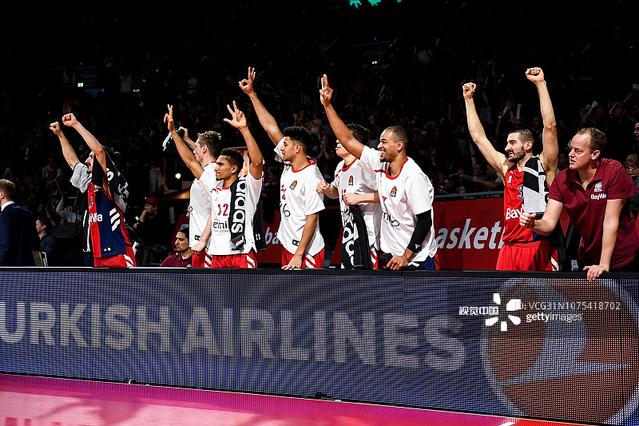 深入剖析布克场上的威慑力（深度解析布克在球场上的震慑力）