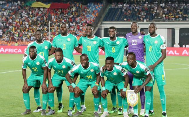 后卫关键拦截，守住关键领先（后卫致命抢断，稳住领先优势）