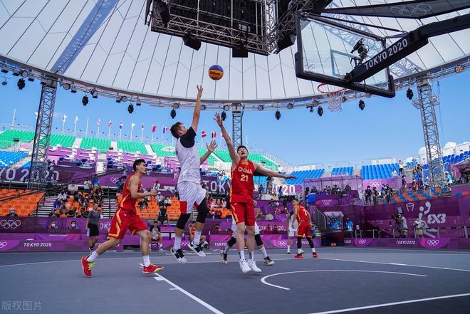 科沃德反击上篮，激情四溢的篮球对决（科沃德快攻上篮，燃情四射的篮球大战）