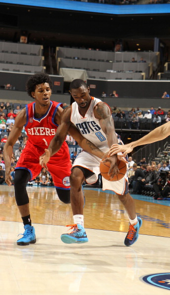 身背两黄，德容与卡萨多在欧冠再吃黄牌就要停赛（德容与卡萨多两黄在身 欧冠再染黄将被停赛）