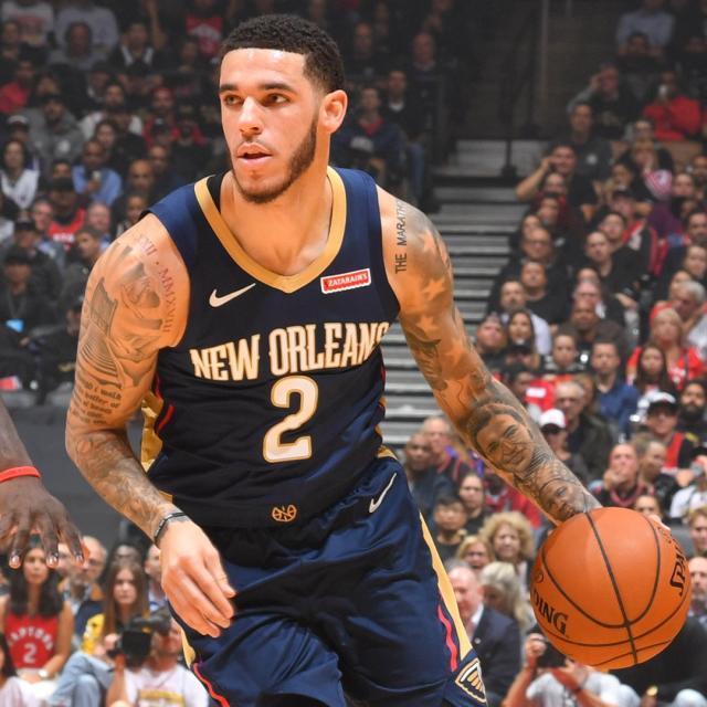 全场高喊他名字！王俊凯聚星名人赛中场秀完整版 用音乐诠释篮球（全场为他沸腾！王俊凯聚星名人赛中场秀完整版，以音乐致敬篮球）